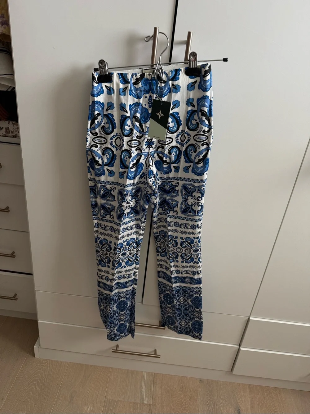 Tuckernuck Blue and White Floral-Scroll side zipper Pants
NWT never worn - Picture 1 of 4